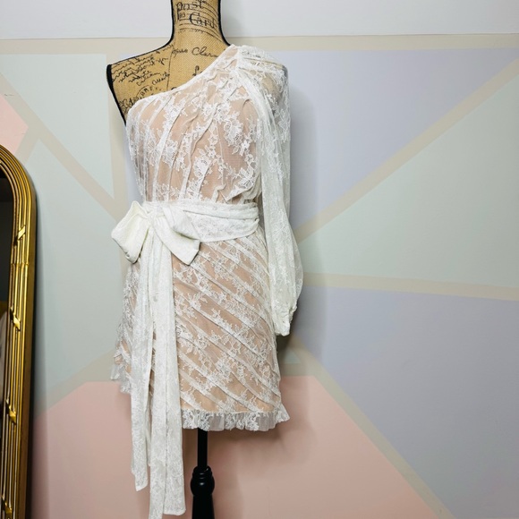 Dynasty One Shoulder Dress in White Lace
FOR LOVE & LEMONS - Picture 2 of 8